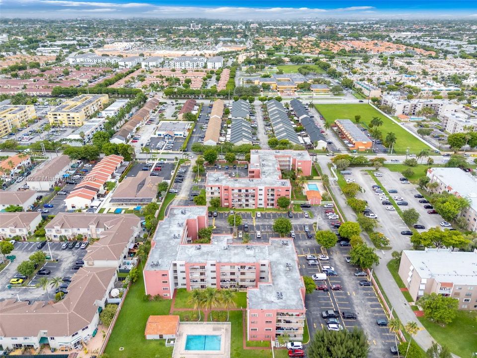 合同活跃: $300,000 (2 贝兹, 2 浴室, 986 平方英尺)