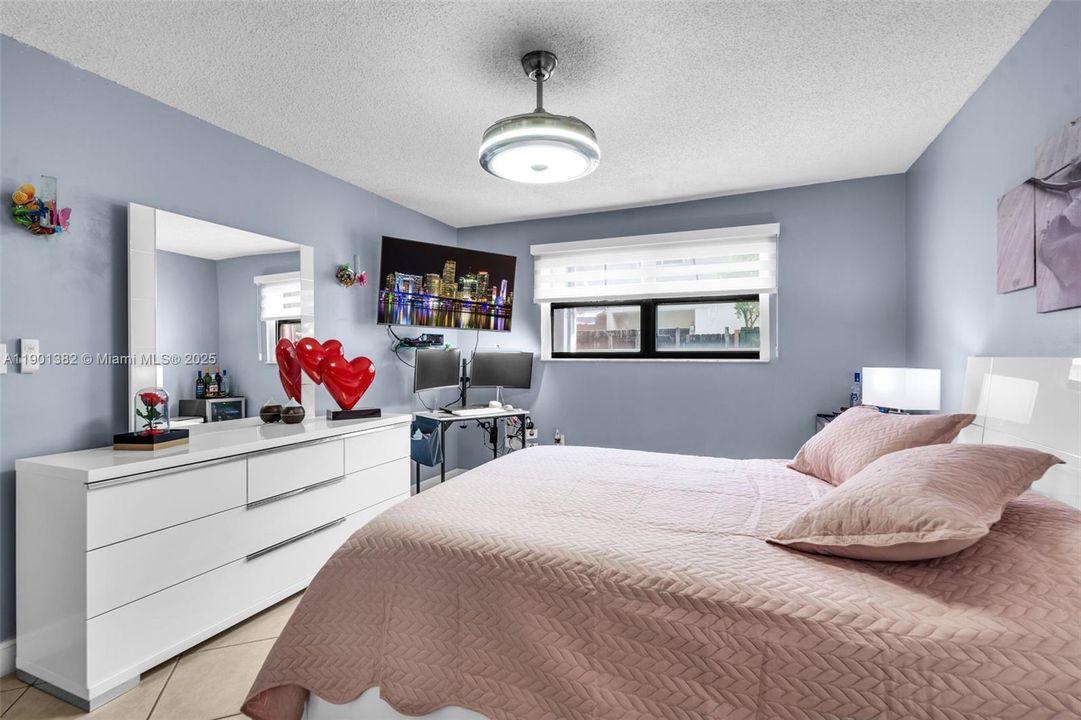 合同活跃: $300,000 (2 贝兹, 2 浴室, 986 平方英尺)