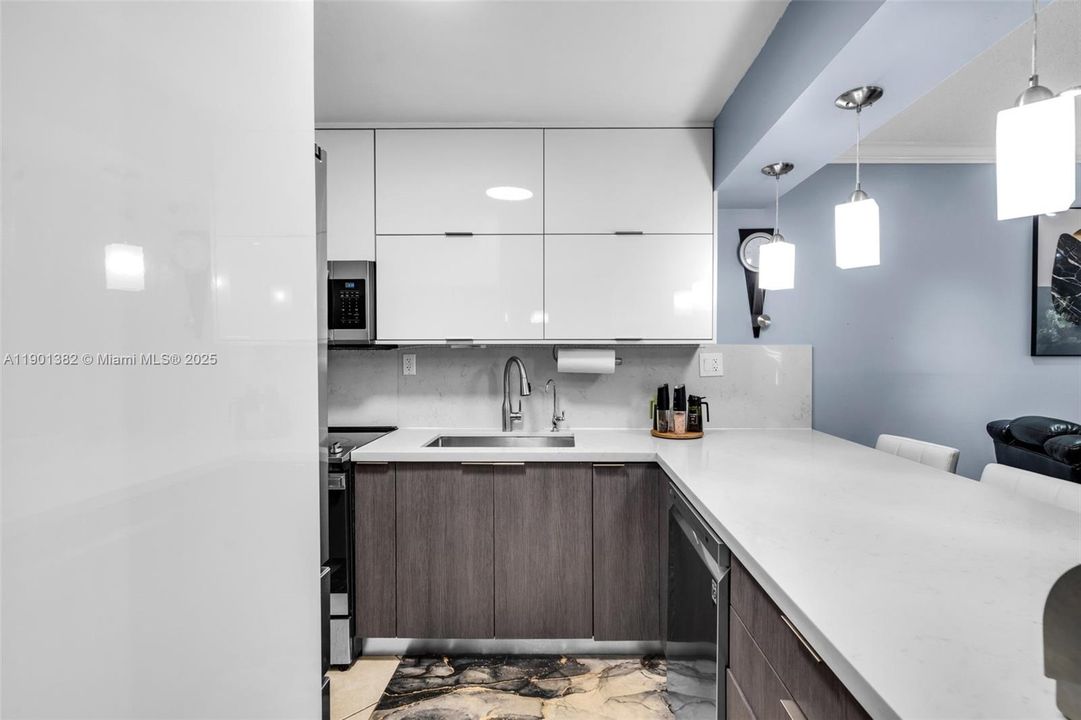 合同活跃: $300,000 (2 贝兹, 2 浴室, 986 平方英尺)