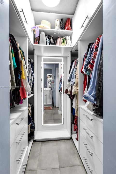 合同活跃: $300,000 (2 贝兹, 2 浴室, 986 平方英尺)