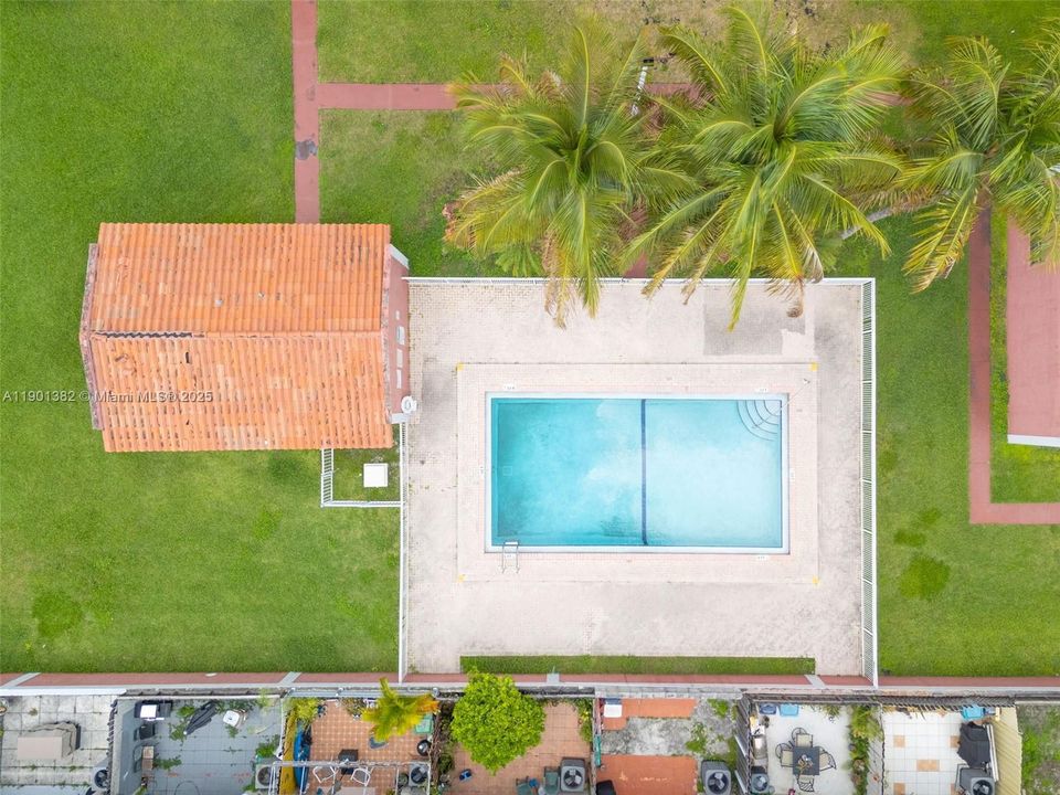 合同活跃: $300,000 (2 贝兹, 2 浴室, 986 平方英尺)