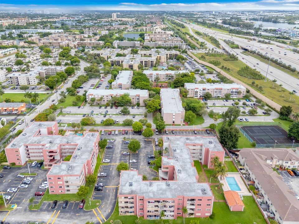 合同活跃: $300,000 (2 贝兹, 2 浴室, 986 平方英尺)