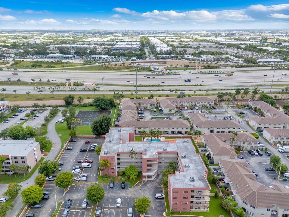 合同活跃: $300,000 (2 贝兹, 2 浴室, 986 平方英尺)