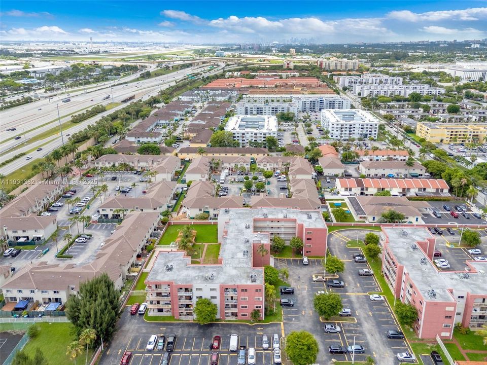 合同活跃: $300,000 (2 贝兹, 2 浴室, 986 平方英尺)