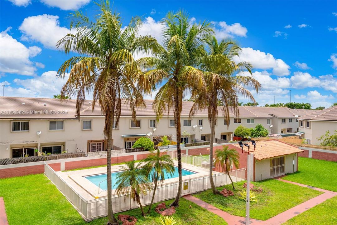 合同活跃: $300,000 (2 贝兹, 2 浴室, 986 平方英尺)