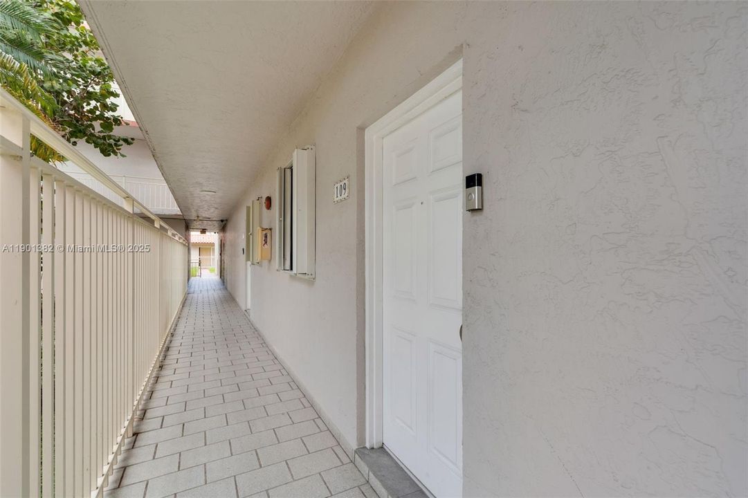 合同活跃: $300,000 (2 贝兹, 2 浴室, 986 平方英尺)