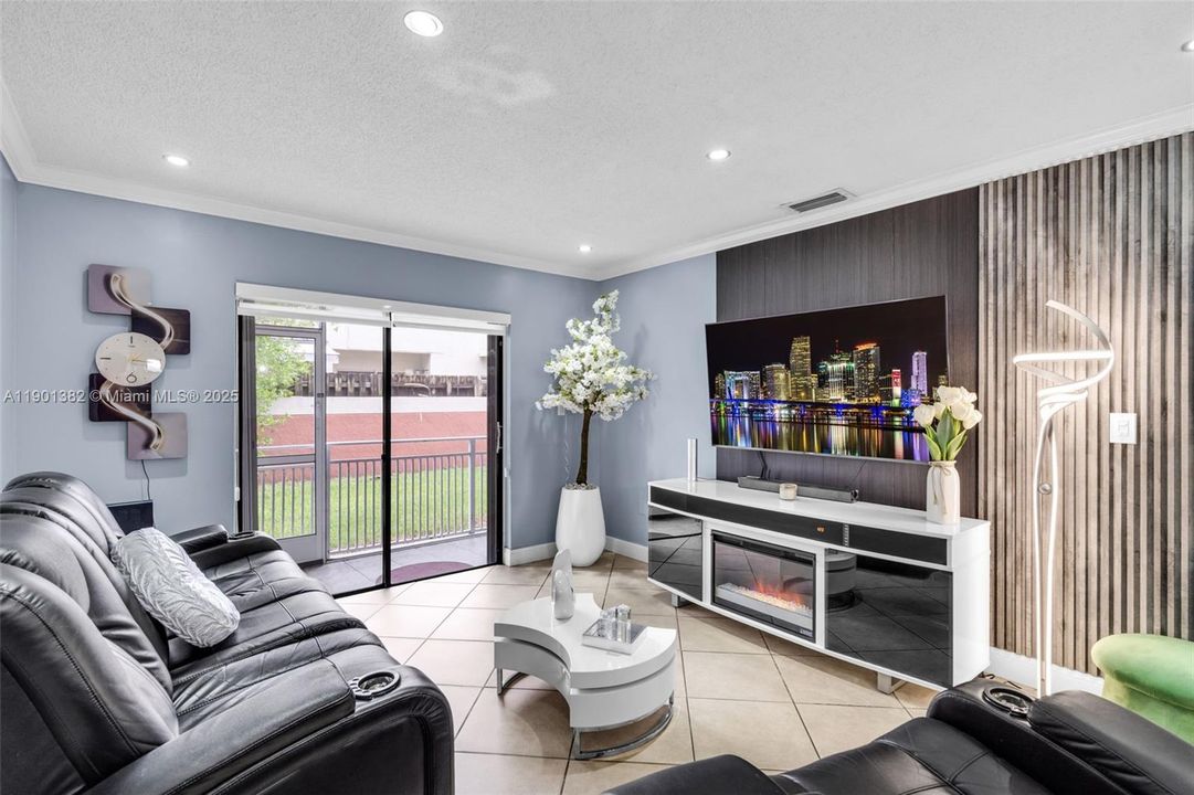 合同活跃: $300,000 (2 贝兹, 2 浴室, 986 平方英尺)