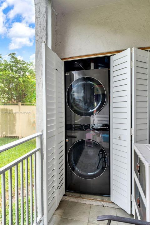 合同活跃: $300,000 (2 贝兹, 2 浴室, 986 平方英尺)