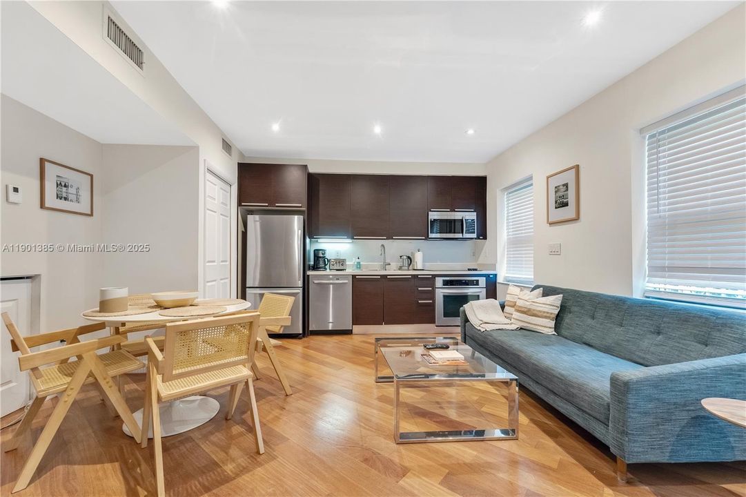 Recently Rented: $2,900 (2 beds, 1 baths, 800 Square Feet)