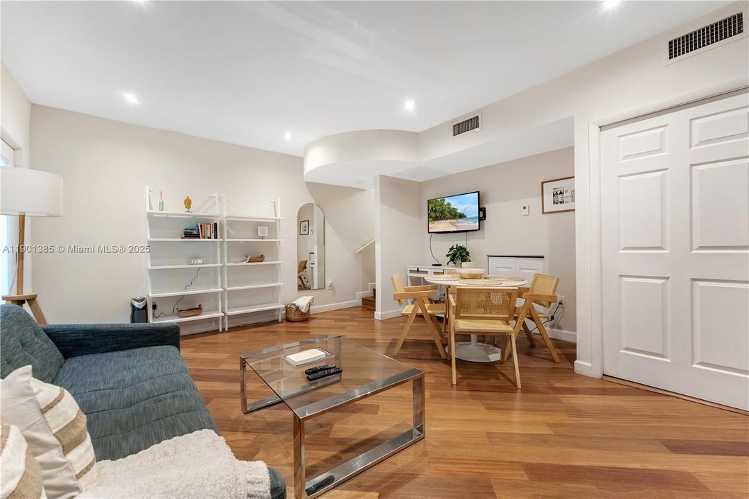 Recently Rented: $2,900 (2 beds, 1 baths, 800 Square Feet)