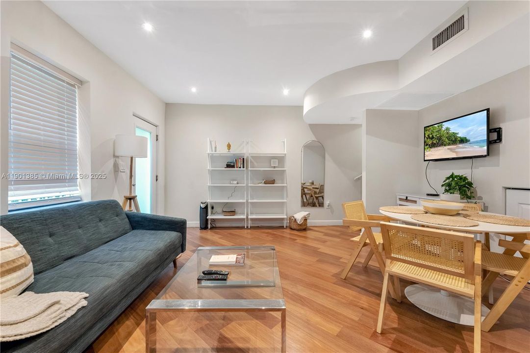 Recently Rented: $2,900 (2 beds, 1 baths, 800 Square Feet)