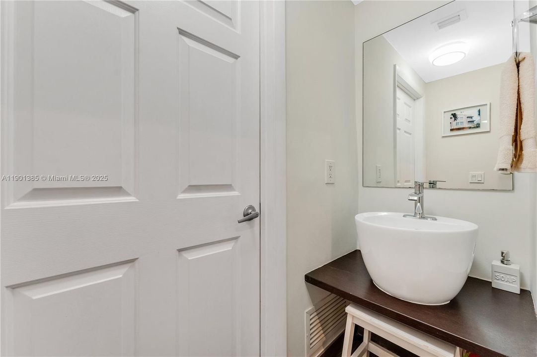 Recently Rented: $2,900 (2 beds, 1 baths, 800 Square Feet)