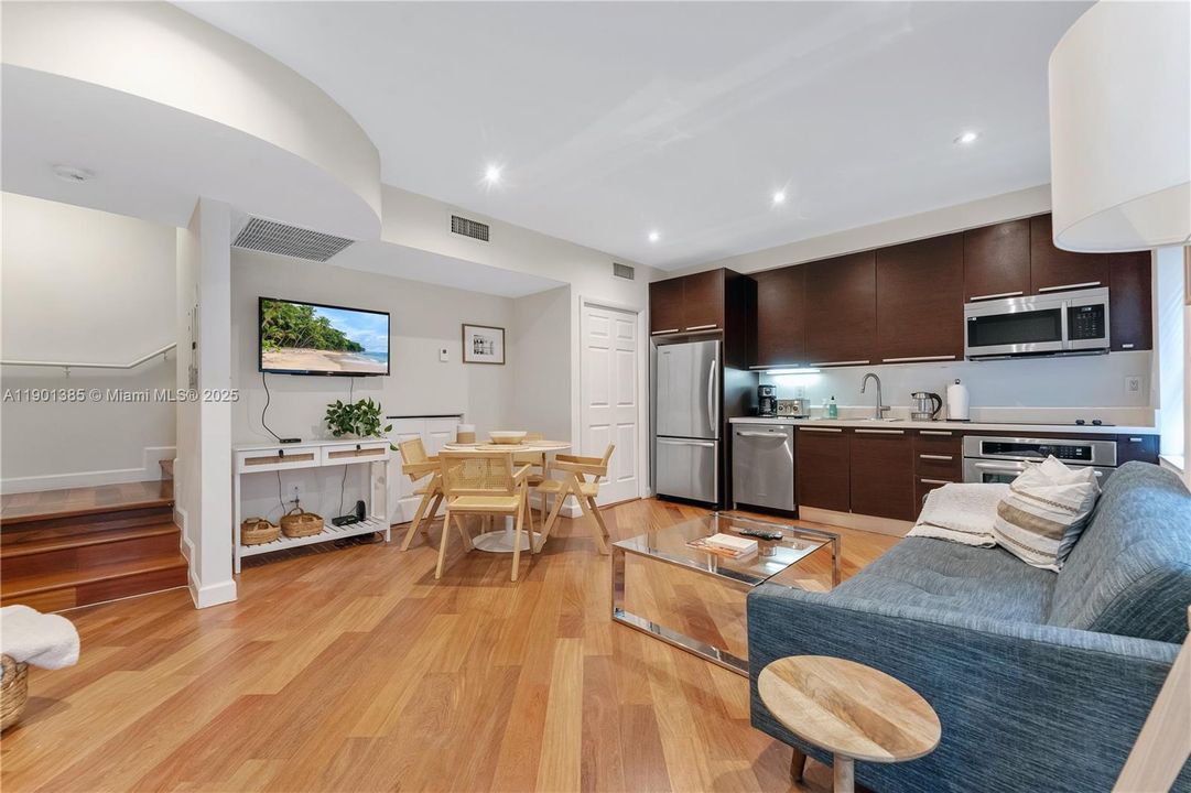 Recently Rented: $2,900 (2 beds, 1 baths, 800 Square Feet)