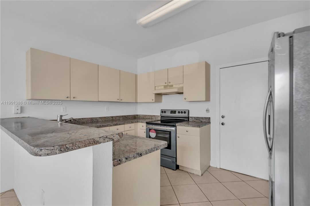 For Rent: $2,850 (4 beds, 3 baths, 1837 Square Feet)