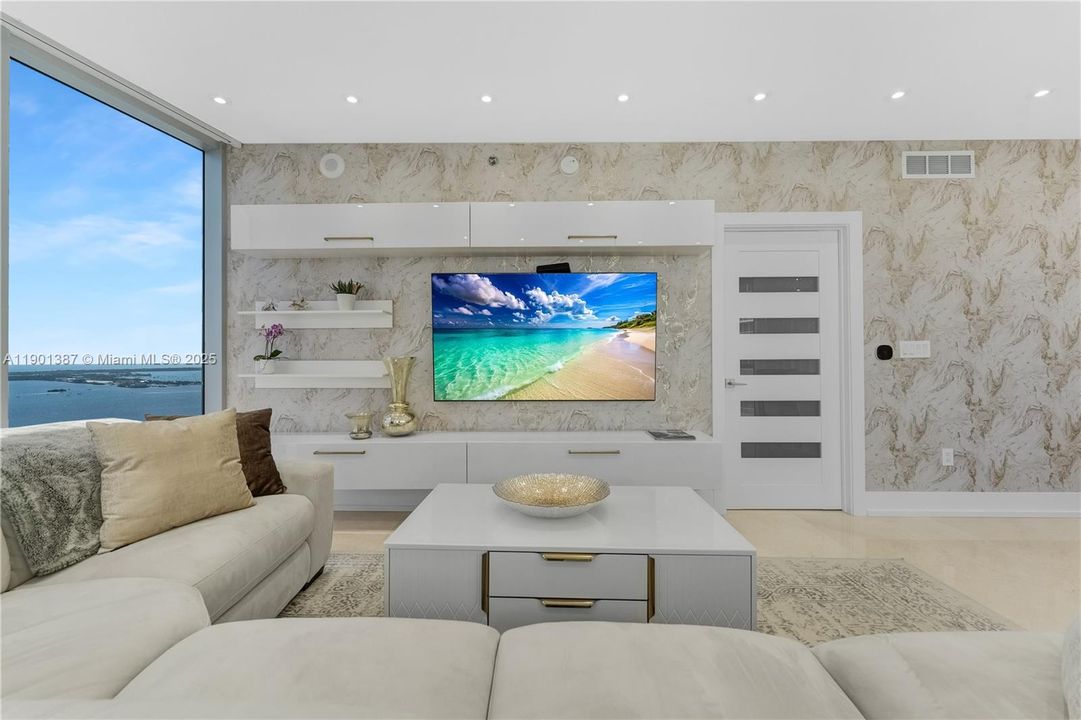 For Sale: $1,590,000 (2 beds, 2 baths, 1654 Square Feet)