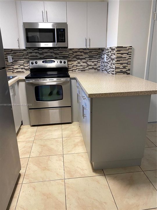 Active With Contract: $2,200 (2 beds, 1 baths, 823 Square Feet)