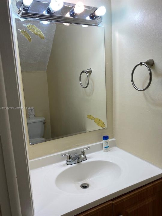 Active With Contract: $2,200 (2 beds, 1 baths, 823 Square Feet)