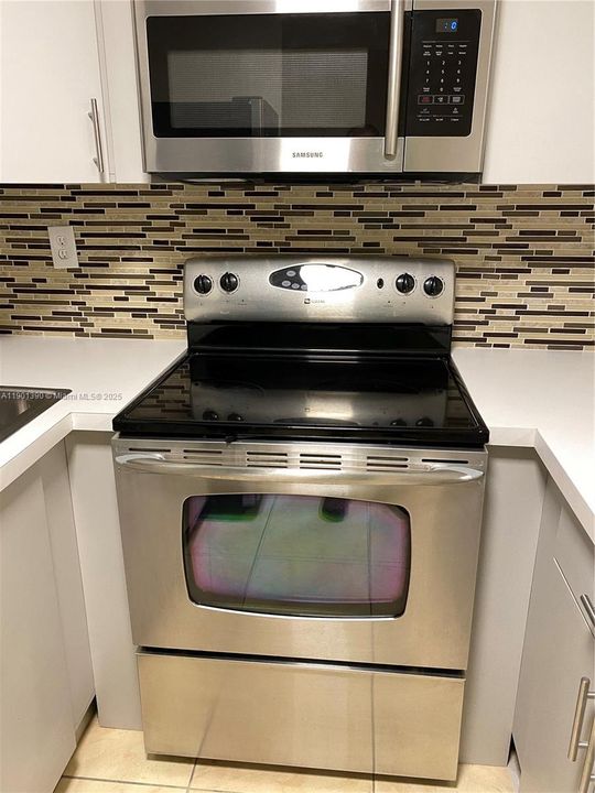 Active With Contract: $2,200 (2 beds, 1 baths, 823 Square Feet)