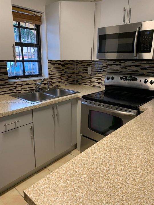 Active With Contract: $2,200 (2 beds, 1 baths, 823 Square Feet)