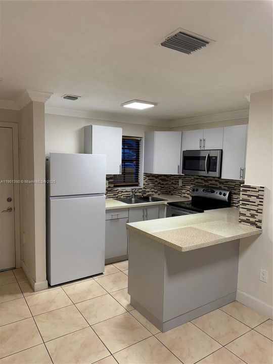Active With Contract: $2,200 (2 beds, 1 baths, 823 Square Feet)