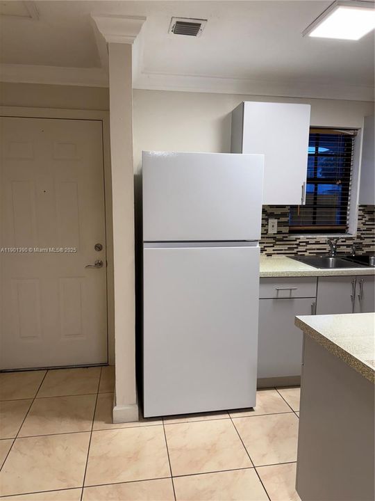 Active With Contract: $2,200 (2 beds, 1 baths, 823 Square Feet)