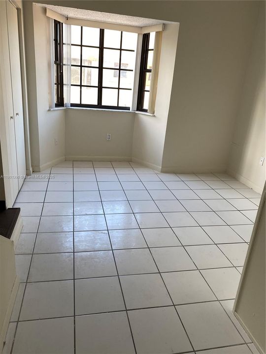 Active With Contract: $2,200 (2 beds, 1 baths, 823 Square Feet)