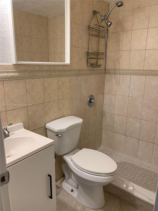 Active With Contract: $2,200 (2 beds, 1 baths, 823 Square Feet)