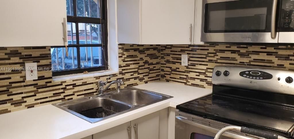 Active With Contract: $2,200 (2 beds, 1 baths, 823 Square Feet)