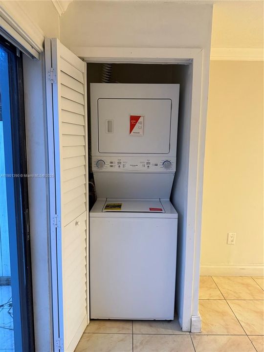 Active With Contract: $2,200 (2 beds, 1 baths, 823 Square Feet)