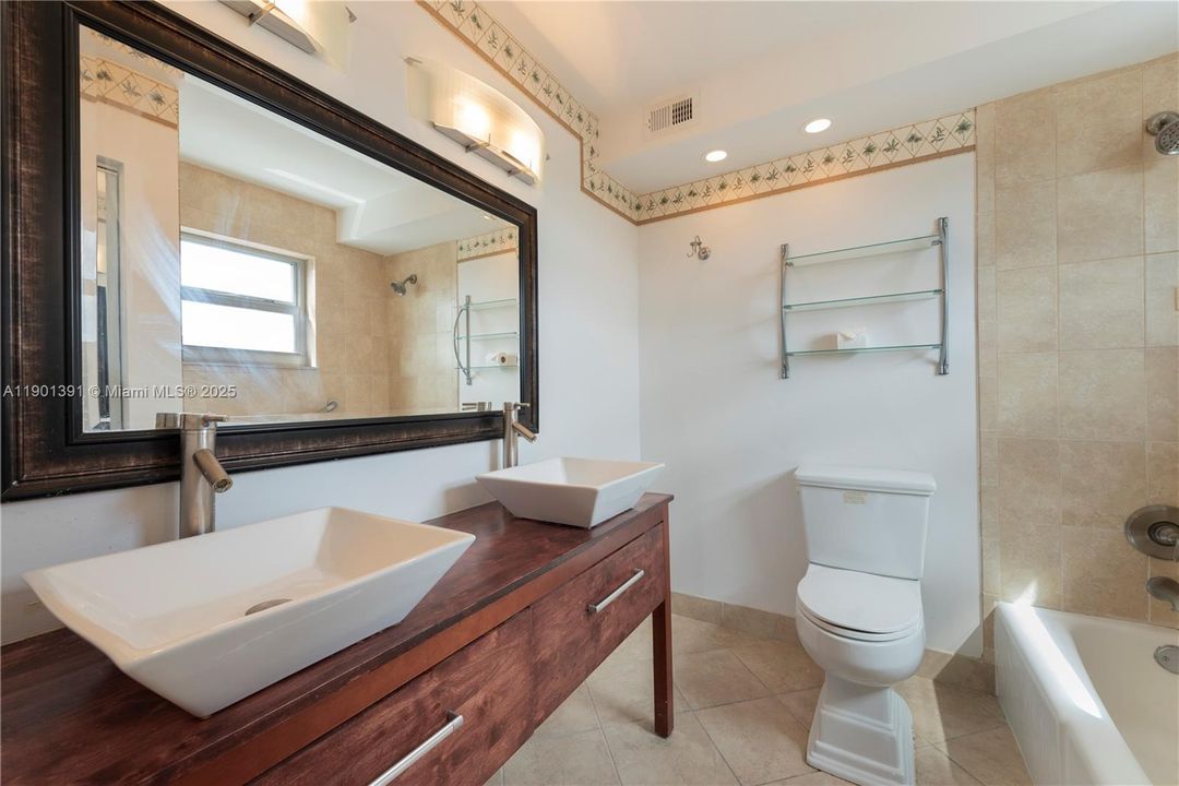 Recently Sold: $249,000 (2 beds, 2 baths, 1150 Square Feet)