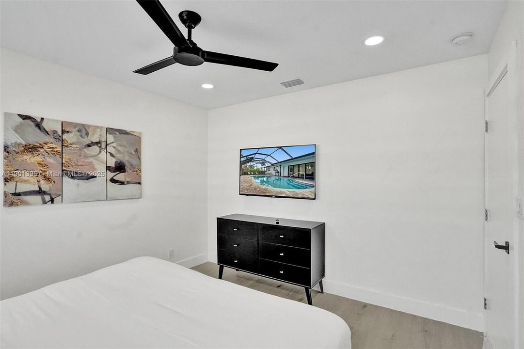 For Rent: $13,995 (8 beds, 4 baths, 3825 Square Feet)