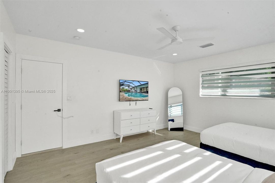 For Rent: $13,995 (8 beds, 4 baths, 3825 Square Feet)