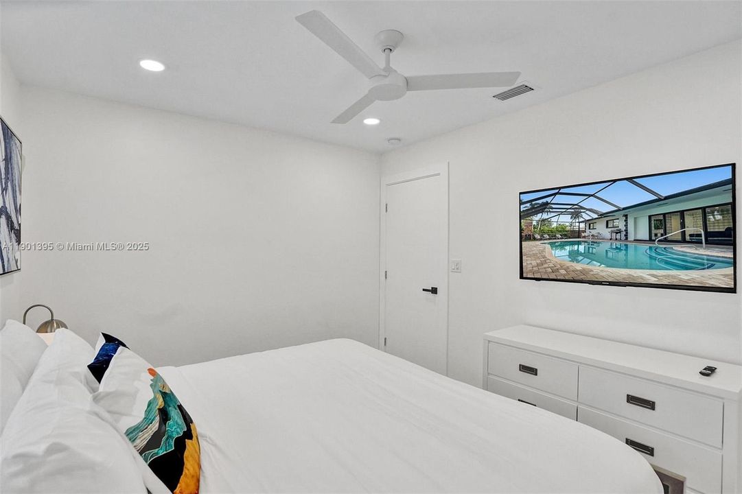 For Rent: $13,995 (8 beds, 4 baths, 3825 Square Feet)