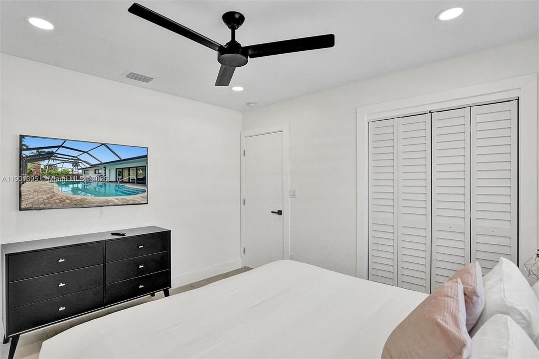 For Rent: $13,995 (8 beds, 4 baths, 3825 Square Feet)