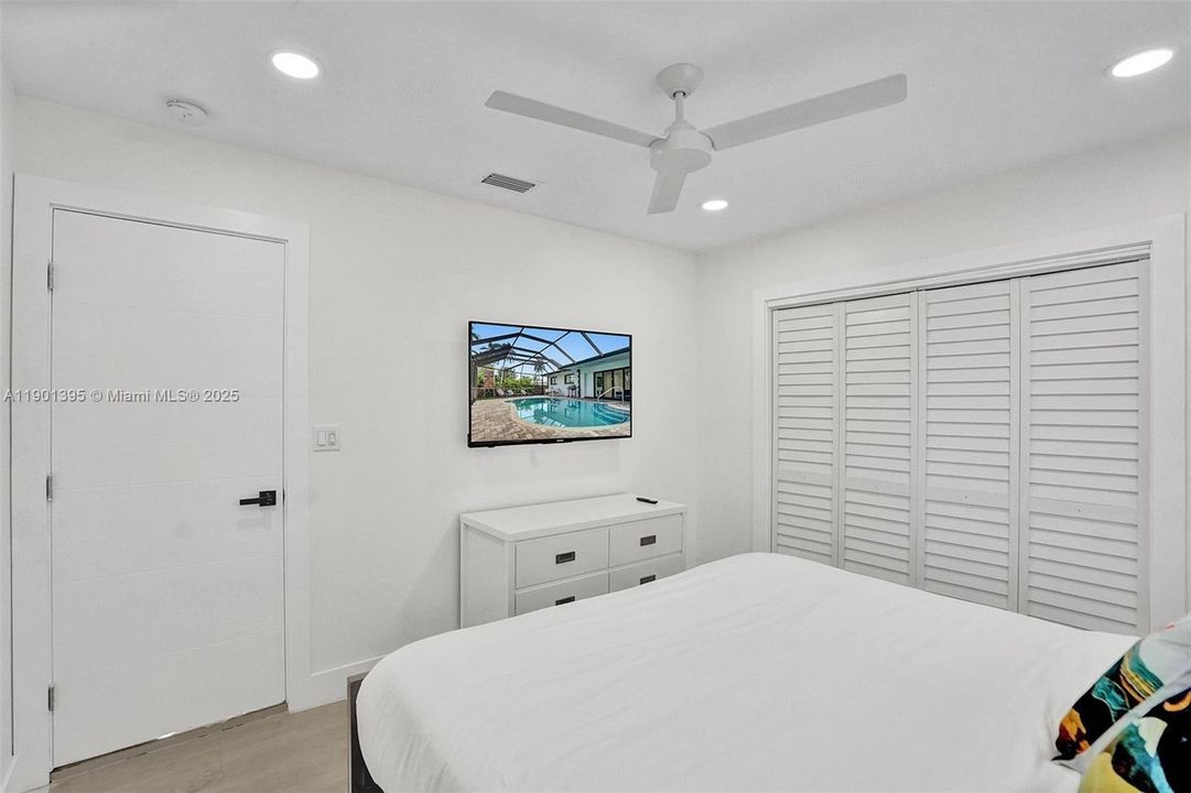 For Rent: $13,995 (8 beds, 4 baths, 3825 Square Feet)