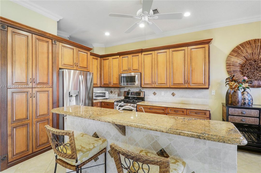 Kitchen with breakfast bar