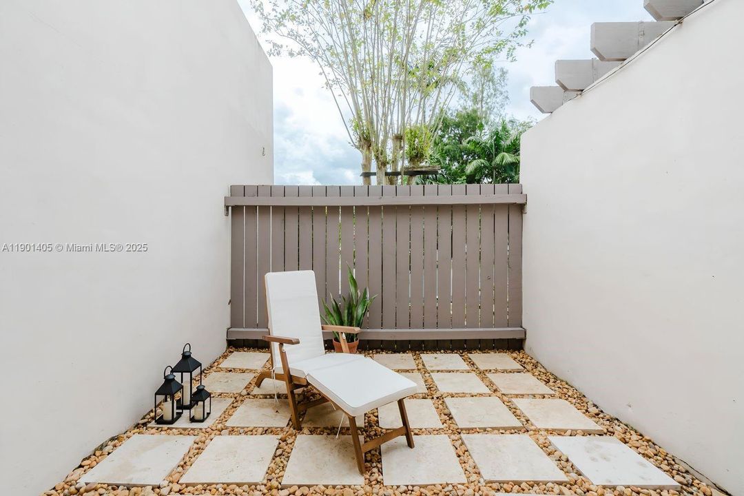 Recently Sold: $500,000 (2 beds, 2 baths, 1463 Square Feet)