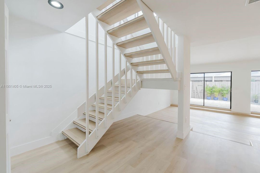 Recently Sold: $500,000 (2 beds, 2 baths, 1463 Square Feet)