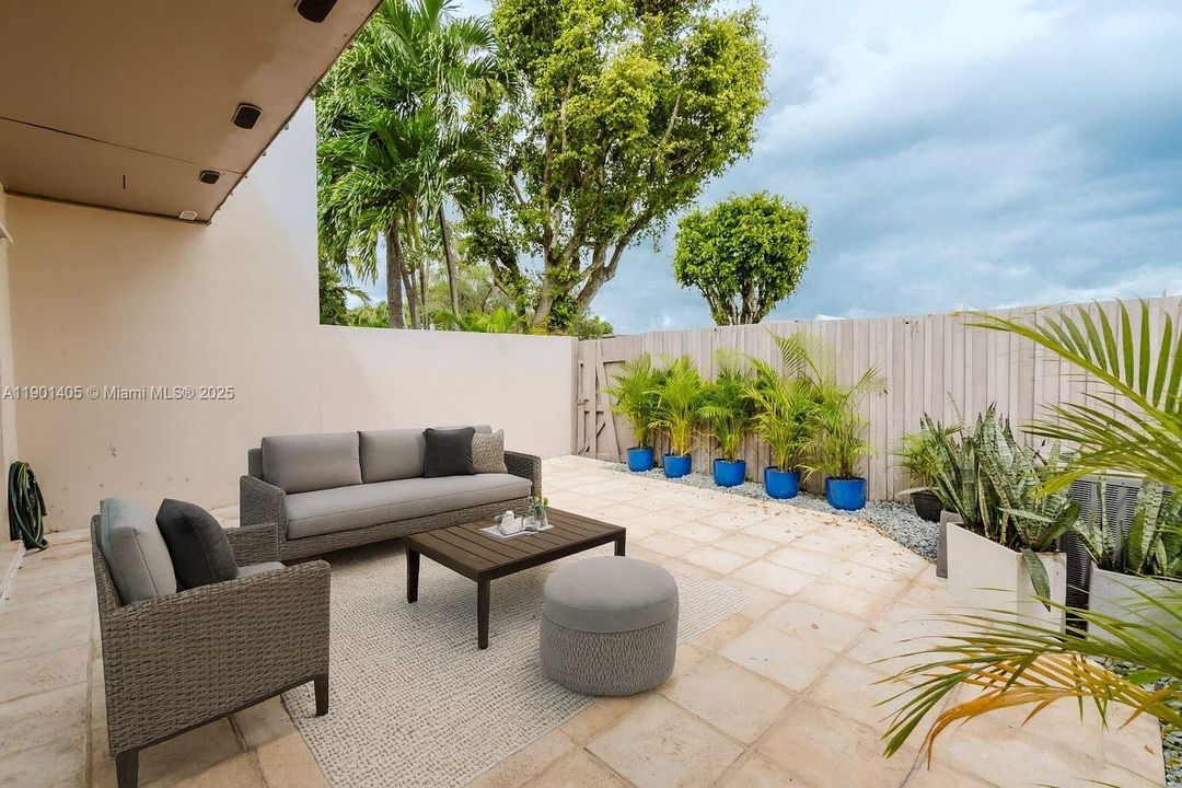 Recently Sold: $500,000 (2 beds, 2 baths, 1463 Square Feet)