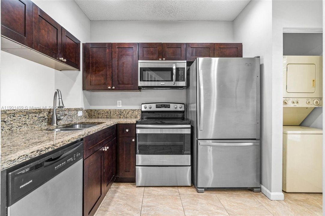 For Rent: $2,025 (2 beds, 2 baths, 1008 Square Feet)