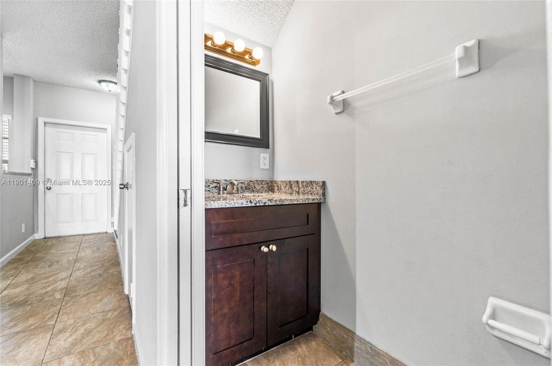 For Rent: $2,025 (2 beds, 2 baths, 1008 Square Feet)