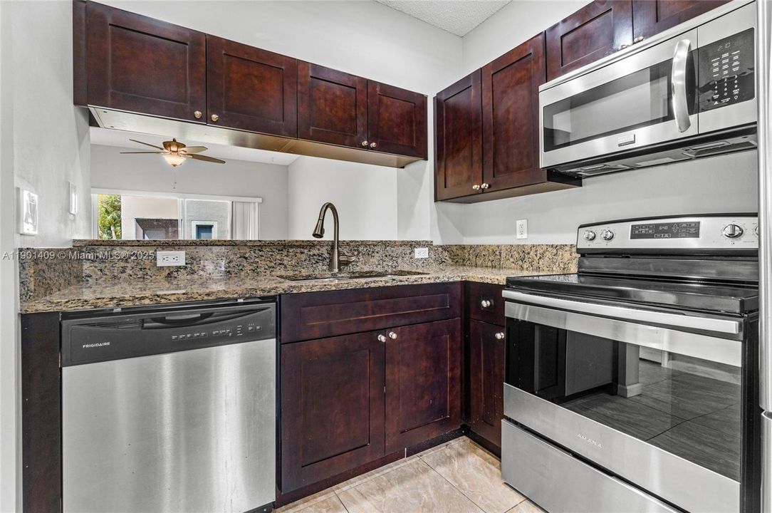 For Rent: $2,025 (2 beds, 2 baths, 1008 Square Feet)