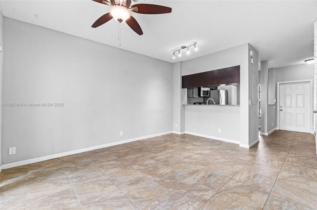 For Rent: $2,025 (2 beds, 2 baths, 1008 Square Feet)