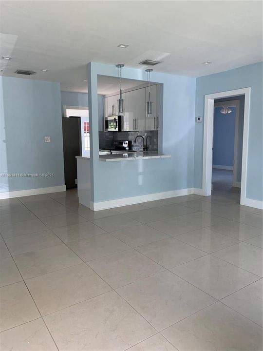 Под контрактом: $3,699 (3 спален, 2 ванн, 1549 Квадратных фут)