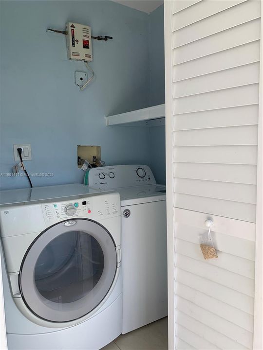 Под контрактом: $3,699 (3 спален, 2 ванн, 1549 Квадратных фут)