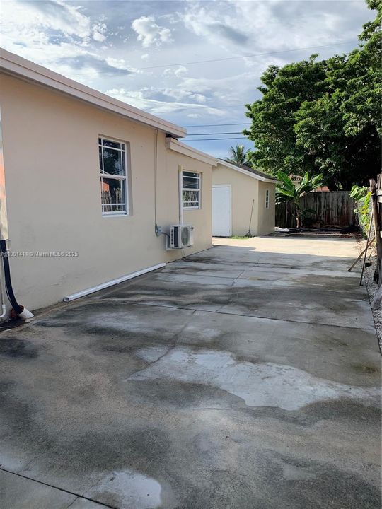 Под контрактом: $3,699 (3 спален, 2 ванн, 1549 Квадратных фут)