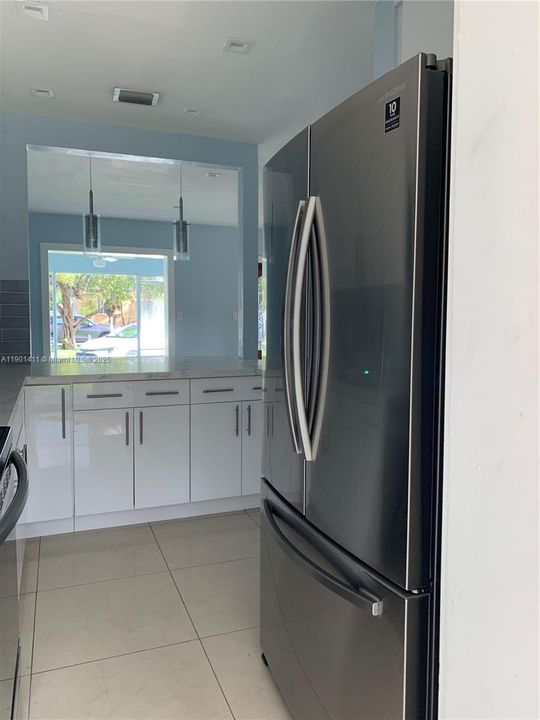 Под контрактом: $3,699 (3 спален, 2 ванн, 1549 Квадратных фут)