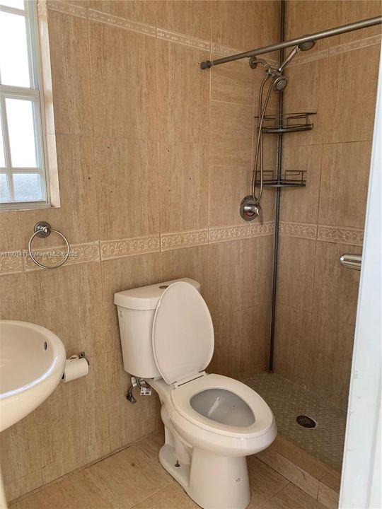 Под контрактом: $3,699 (3 спален, 2 ванн, 1549 Квадратных фут)