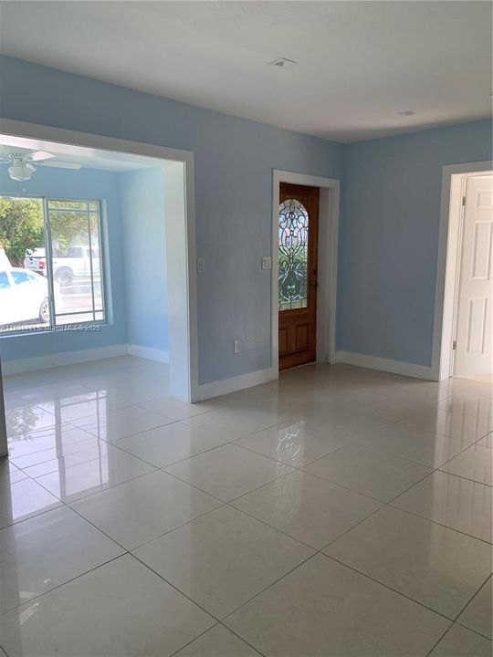 Под контрактом: $3,699 (3 спален, 2 ванн, 1549 Квадратных фут)