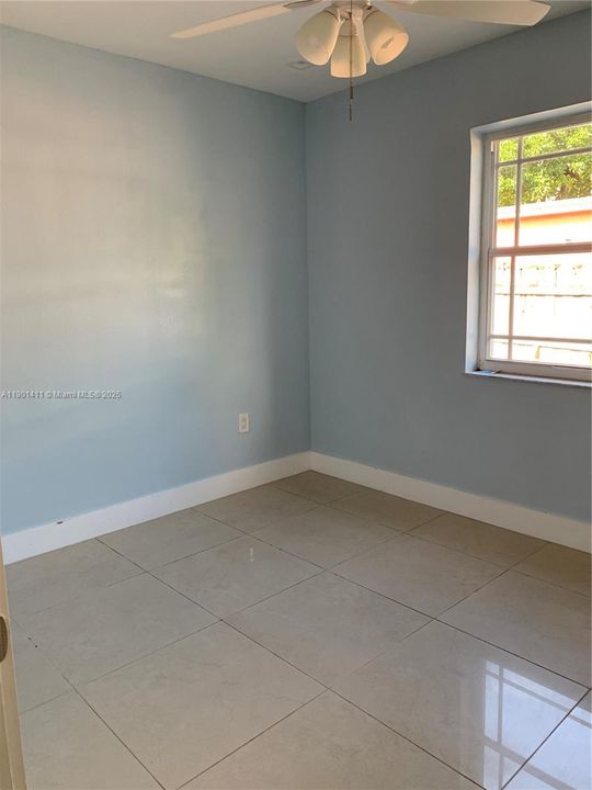 Под контрактом: $3,699 (3 спален, 2 ванн, 1549 Квадратных фут)